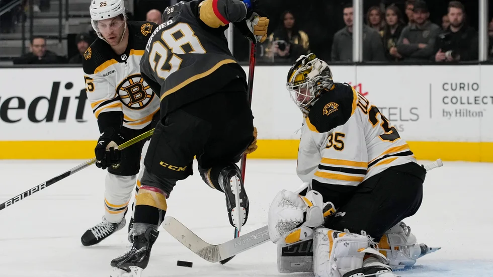 Boston-målvakten Linus Ullmark stoppar Vegas-forwarden William Carriers målförsök.