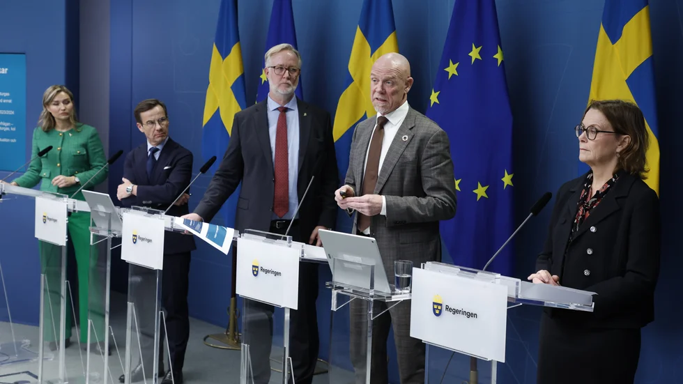 Statsminister Ulf Kristersson (M), energi- och näringsminister Ebba Busch (KD) samt arbetsmarknads- och integrationsminister Johan Pehrson (L). Medverkade gjorde också Svenska kraftnäts generaldirektör Lotta Medelius-Bredhe och Energimyndighetens generaldirektör Robert Andrén. Beskedet var att läget i energisystemet är allvarligt.