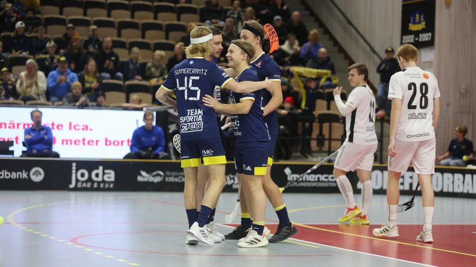 Jubel efter 1-0 mot Hudik/Björkberg. De kom mera.