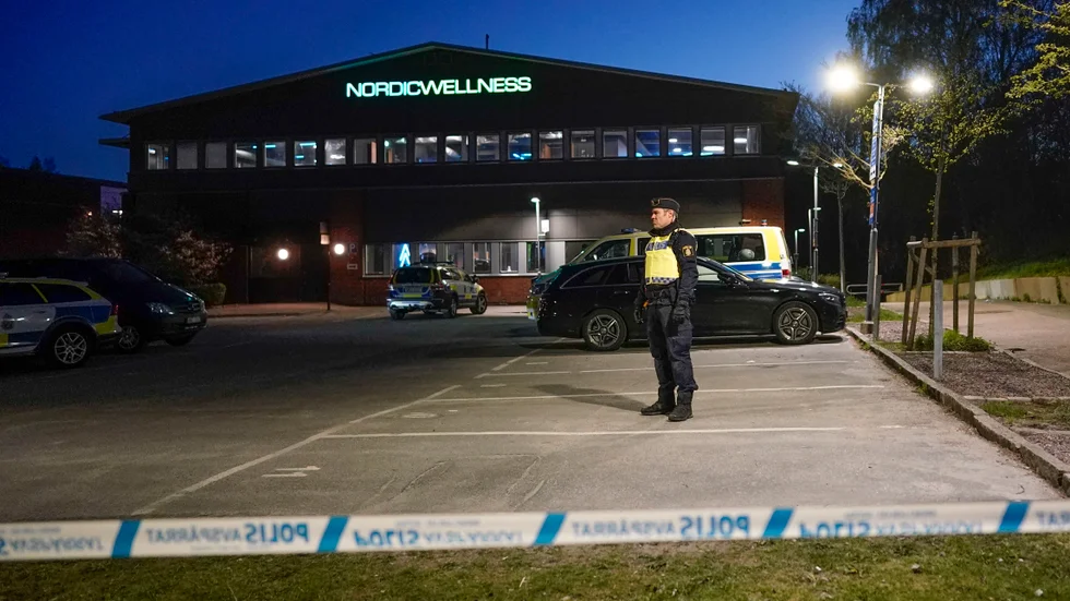 Polis vid platsen på Hisingen där en man sköts ihjäl på ett gym i april.