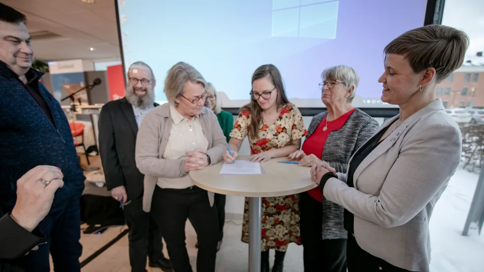Efter ett extrainsatt ärende på regionfullmäktige skrev de lokala partiföreträdarna under protesten där Region Gotland kräver kompensation av staten för höjda färjepriser. I bild syns Lars Engelbrektsson (SD), Micke Seid (MP), Anna Hrdlicka (L), Eva Nypelius (C), Saga carlgren (V), Inger Harlevi (M) och regionfullmäktiges ordförande, samt Sara Lidqvist (KD).