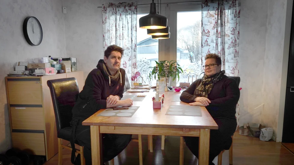 Villaägarna Dan Pärlerstrand och Eva-Marie Marcussen är bekymrade över de höga elpriset och oroliga inför decembers elräkning. "Det är vansinne", säger Dan Pärlerstrand.