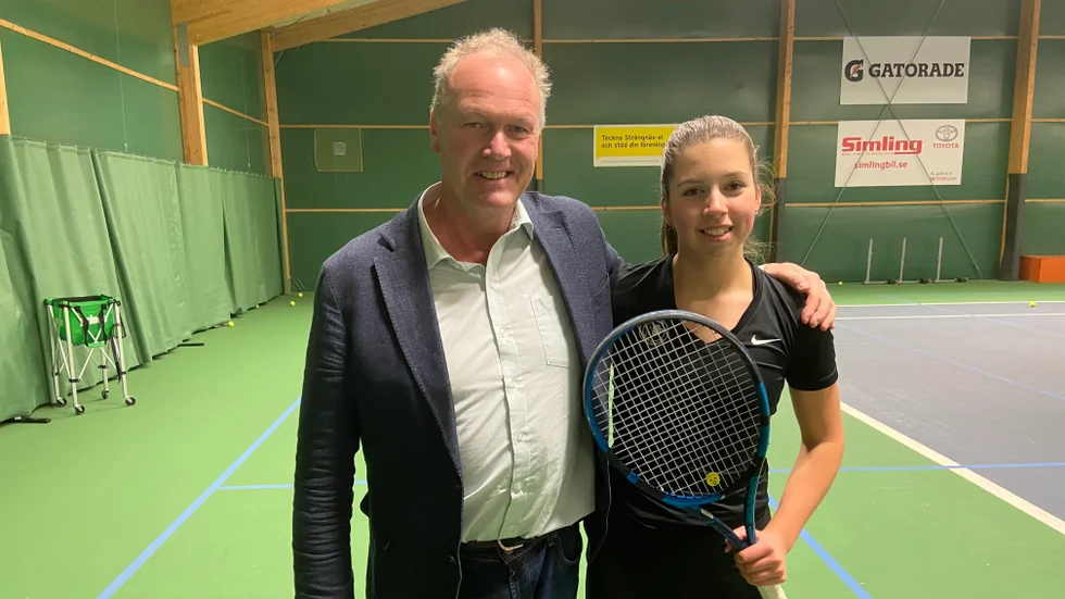 Tidigare världssexan Kent Carlsson besökte ett träningspass i Strängnäs tennisklubb där bland andra Alma Johansson, årets idrottstalang i kommunen, deltog.