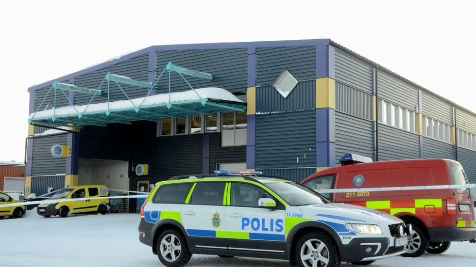 PULVER. Strax innan klockan åtta igår morse upptäcktes ett paket med okänt pulver på posten i Kiruna. Byggnaden spärrades av och utrymdes.