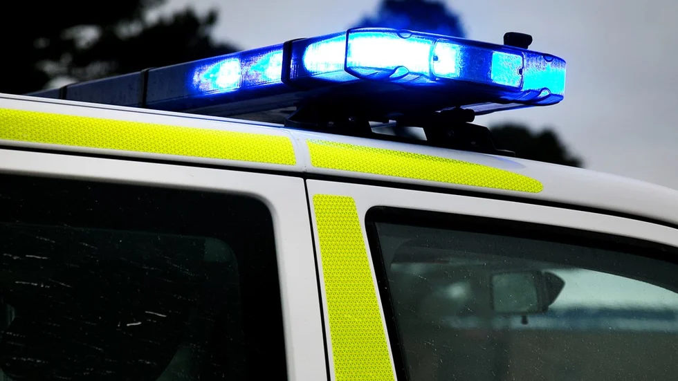 polis, polisbil, blåljus, utryckning, olycka,