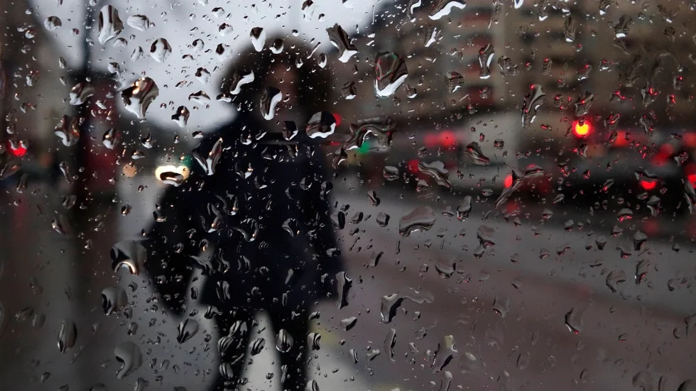 STOCKHOLM 2014-12-10
Kvinna i regnväder vid busshållplats.
Foto Hasse Holmberg / TT Kod 96