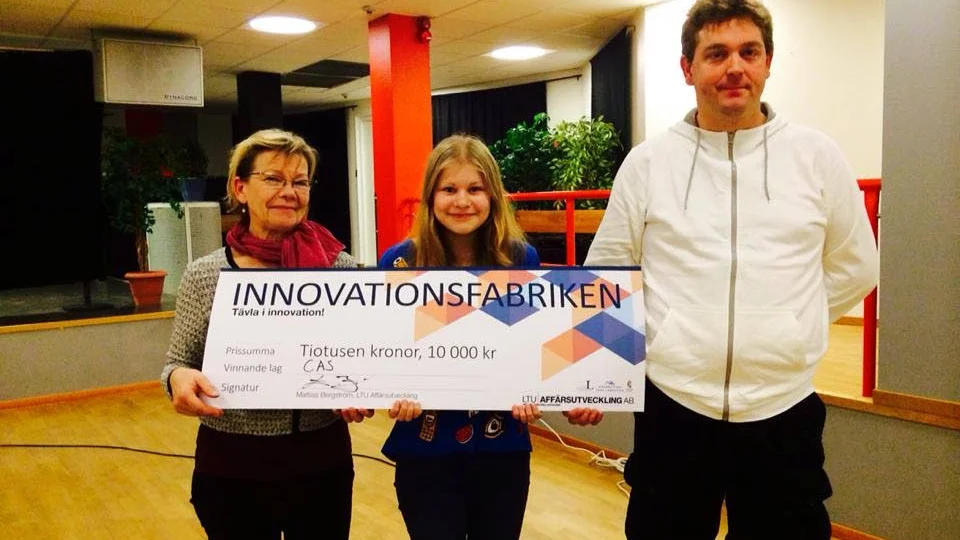 VINNARE. Seija Fallemark, Clara Lundmark och Andreas Lennerö.