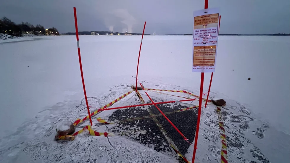 Föreningen Kallis varnar för att använda två vakar som någon tagit upp på Oscarsvarv i Luleå. "I den ena vaken bottnar man inte om man går ned i den och det finns heller ingenting man kan använda för att ta sig upp ur vaken", säger Pontus Wikström, ordförande i Kallis.  