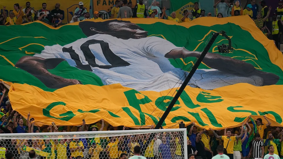 Brasilianska fans skickade välgångshälsningar till den sjukhusvårdade Pelé under landets match mot Kamerum i det pågående fotbolls-VM i Qatar. Arkivbild.