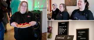 Hemtrevlig fikastund med extra dans • De sätter sin prägel på nya kaféet • "Viktigast att inte snåla med maten"