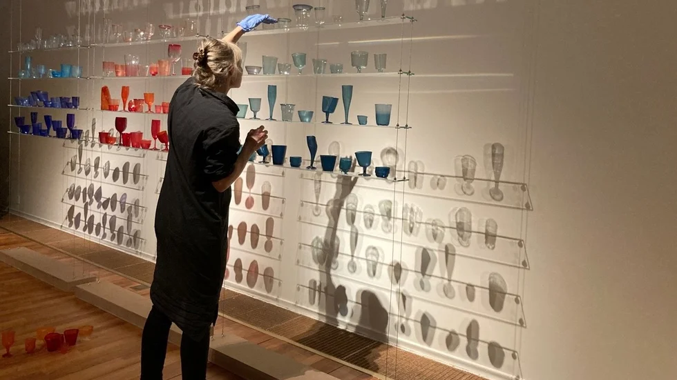 Konstnären Kerstin Ribers installerar sitt och Sissi Westerbergs verk "Kadmium, kobolt, arsenik” på Östergötlands museum i Linköping.