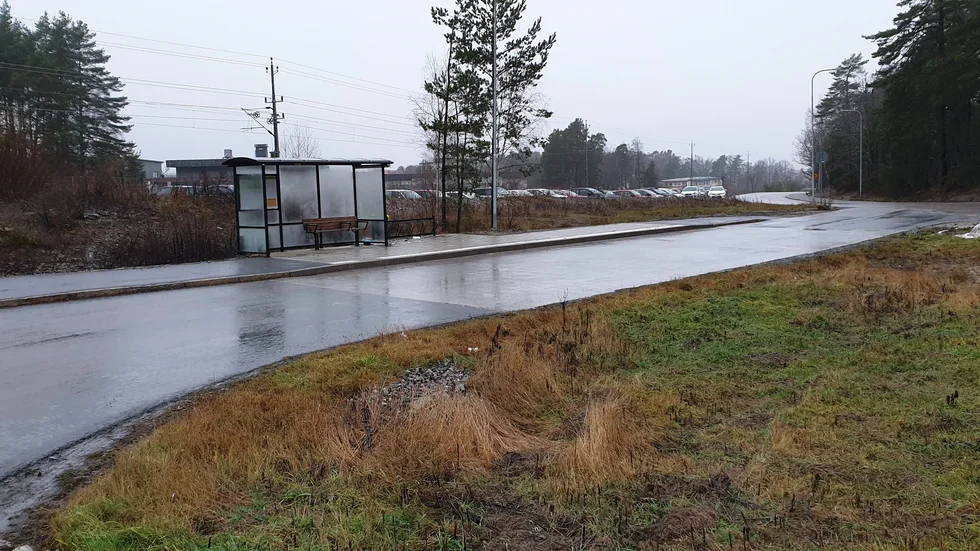 Nere vid bussvändplatsen på Odlarvägen finns en ”vild parkering”. Där parkerar ett 40-tal bilar på mark som enligt detaljplanen är naturmark, skriver Leif Lundborg, Hållsta.