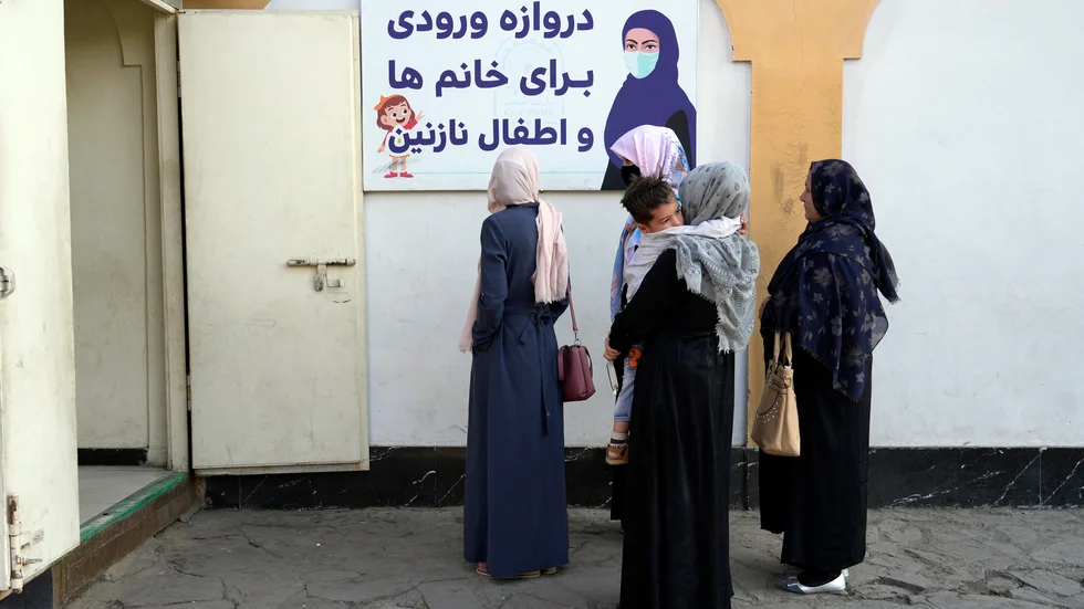 Afghanska kvinnor utanför en nöjespark i Kabul dit de nekas inträde på grund av talibanrörelsens allt mer stränga regler. Arkivbild.
