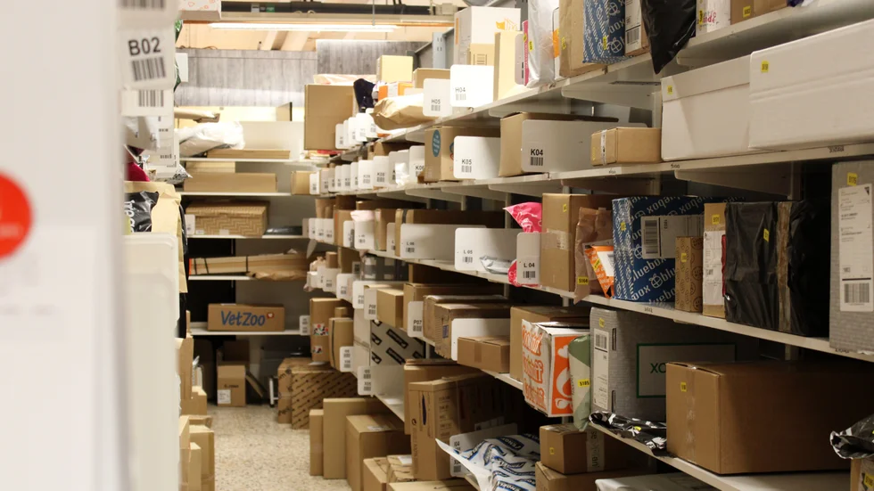På Ica Kvantum i Vimmerby finns nu också en stor del av de paket som tidigare kom till Coop i stan, och det innebär en ökad belastning.