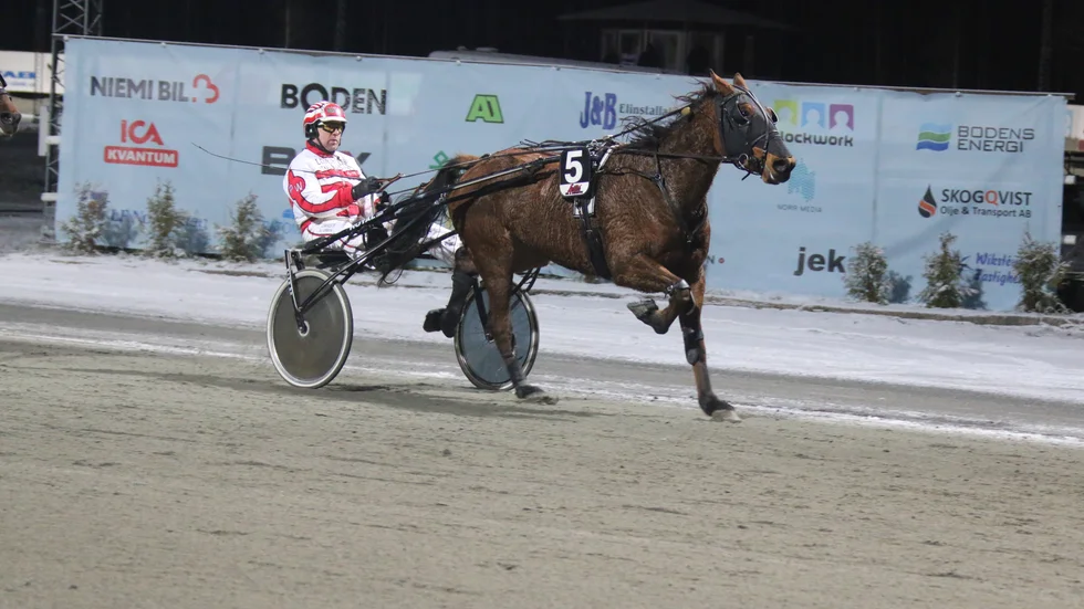 AW´s Kicklight (Peter Wikström) lekte hem V64-3.