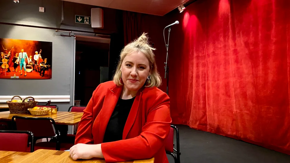Anna Karlsson är själv komiker och driver sedan 2021 Fyris Comedy tillsammans med Henrik Moberg. 