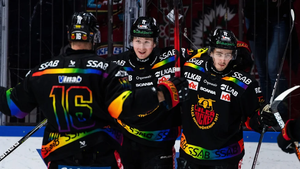 Jonas Berglund jublar efter det viktiga 1-1-målet.