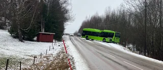 Buss hamnade på sniskan – blockerade del av väg