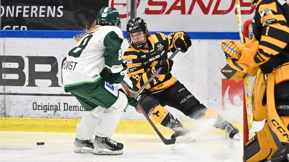 Holly Reuther blev matchhjälte när hon, med 20 sekunder kvar, hittade nätet mot Färjestad BK.