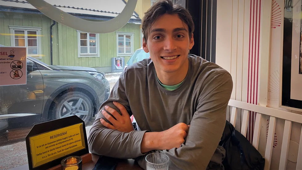 Kändisbesök i form av Armand Duplantis, värdsmästare i stavhopp. "Nice!", tyckte Duplantis om sin semla.