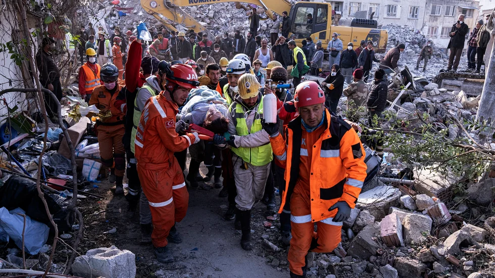 En man räddas i Antakya den 15 februari.