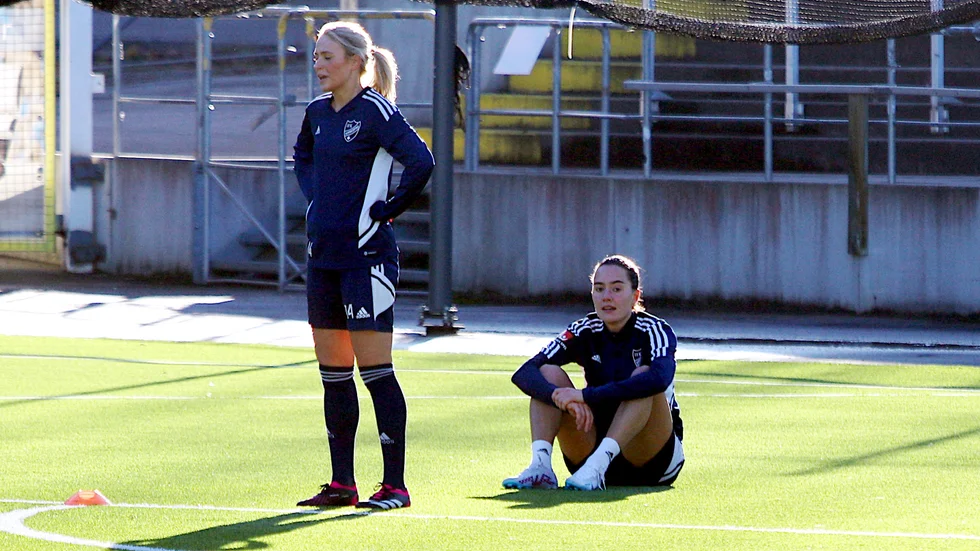 "Elva på en tiogradig skala. Så jobbigt är det. Men säger han att det är bra då gör man som han säger", sa IFK-backen Selma Cajlakovic som här pustar ut tillsammans med Elsa Burvall.
