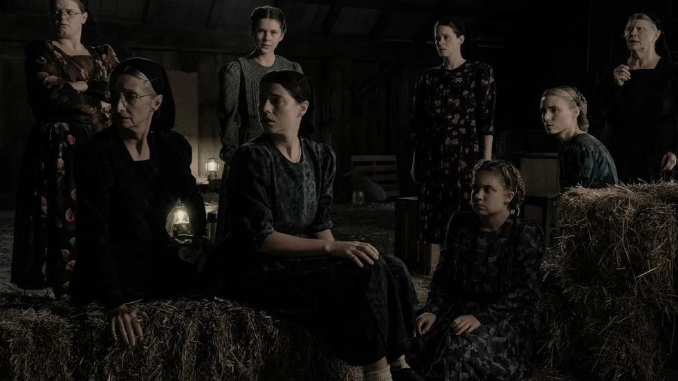
Ska de stanna och slå tillbaka eller fly ut i det okända? Kvinnorna i "Women talking" måste bestämma sig snabbt. Pressbild.
