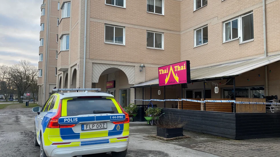 Larmet inkom till polisen under natten till tisdagen. På tisdagsmorgonen är restaurangen fortsatt avspärrad.
