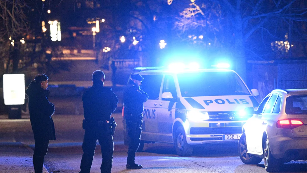 Polis på plats i Solna norr om Stockholm under en insats på torsdagskvällen. Minst två personer har gripits och ett vapenliknande föremål har tagits i beslag. Ärendet rubriceras som grovt vapenbrott och under kvällen var flera platser avspärrade i väntan på tekniker.