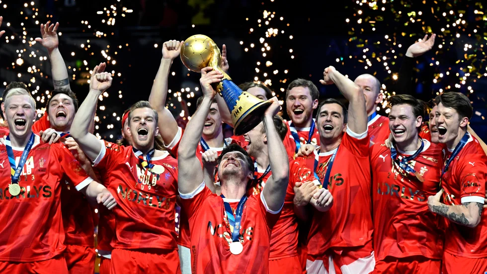Danmark guldjublar efter VM-finalsegern mot Frankrike.