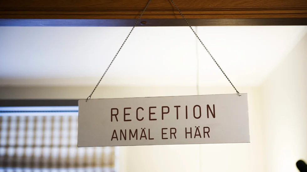 En patient på en vårdcentral i Småland har utsatts för sexuellt ofredande av terapeut, som nu döms till dagsböter och skadestånd. Arkivbild.