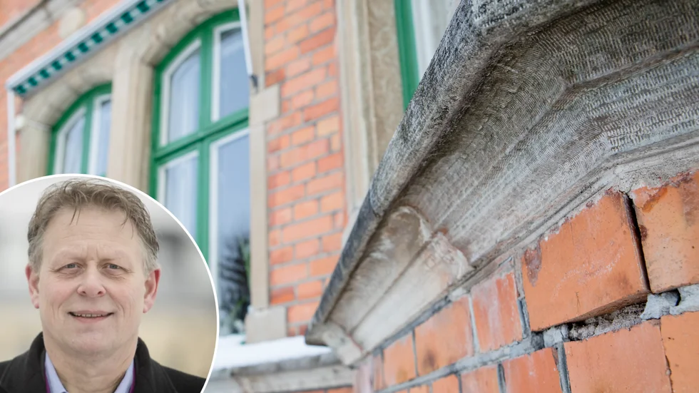 Fasaden på Gröna kulle har hållit på att vittra sönder länge. Nu satsar man 1,6 miljoner kronor för att komma till rätta med problemet. På bild syns även Stefan Jansson, fastighetschef. 