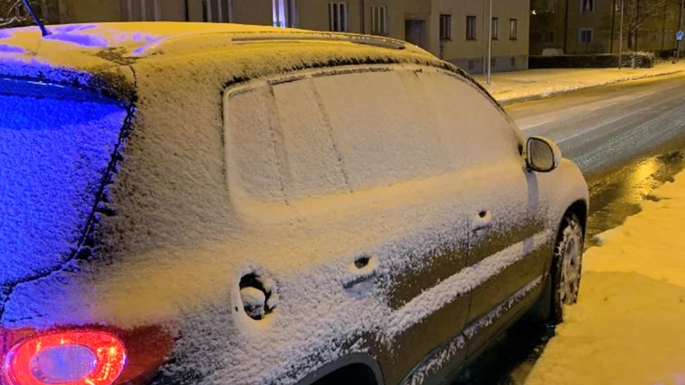 Enligt 28-åringen skrapade han rent hela bilen innan han gav sig iväg. I bilen hade det även funnits en påslagen kupévärmare, uppgav han.