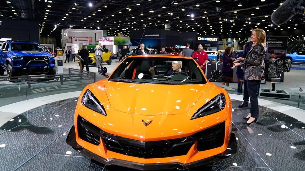 President Joe Biden i en Corvette. Arkivbild