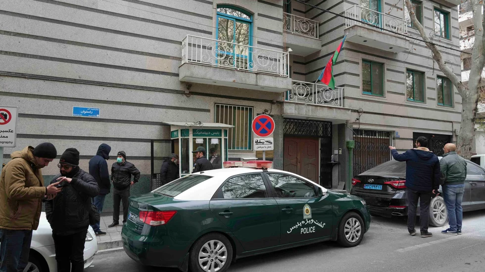 En man med automatvapen gick till attack mot vakter vid Azerbajdzjans ambassad i Teheran.