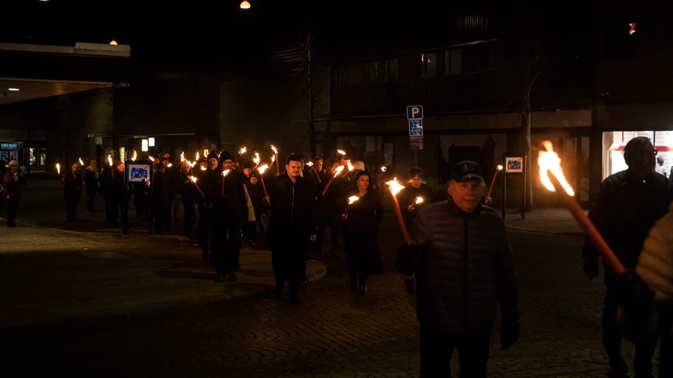 Fackeltåget gick genom centrala Motala.