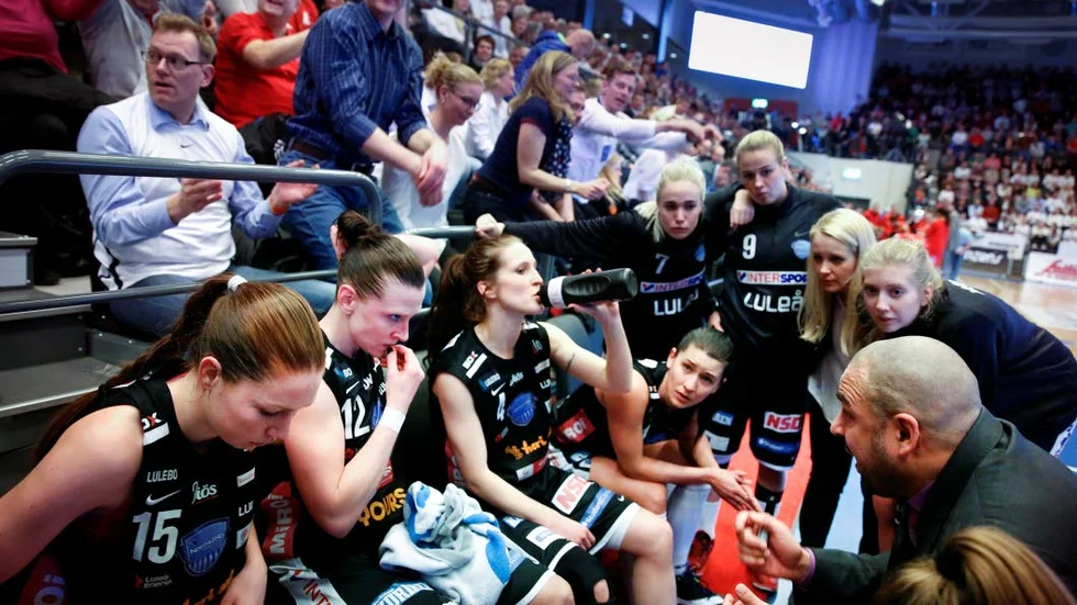 Djurskötaren. Tillmans hemligheter är få och hans uppsyn kan verka loj – men hans resultat talar för sig själv. NSD:s Pelle Johansson är full av beundran över                                  nivån som Tillman alltid får sina spelare att prestera på.