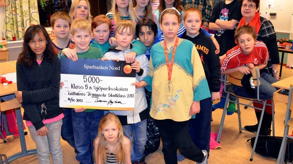 Gällivares tryggaste klass. I gruppen Evelina Stålnacke, Bee Chumhirani, Fredrik Blanck, Mattias Harris, Adrian Johansson, Alexander Nordmark, Mohsen Akhlagi, Jasmine H-Khaled, Fredrik Jonasson, Seth Högman, klassföreståndare Anna-Karin Engman, speciallärare Lena Olofsson, Ronette Roshag, Evelina Engström, Moa Lidman, Tim Vennström, Maja Mettävainio, Elsa Dahlin, Maximus Lundgren. Saknas på bild: Ebba Uimonen, Alva Isaksson, Roosa Korpi.