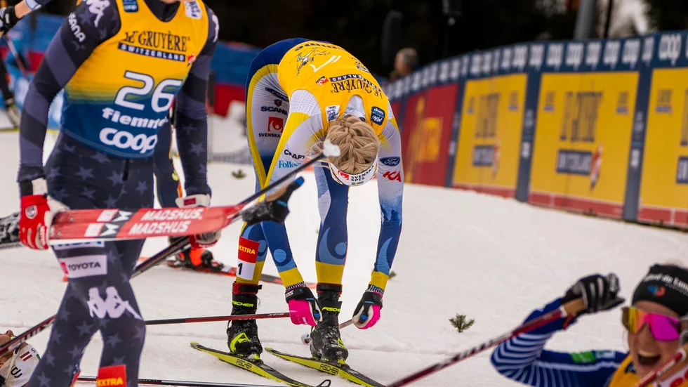 Frida Karlsson faller i mål vid den sista etappen i Tour de ski i alpinbacken Alpe Cermis i Val di Fiemme.