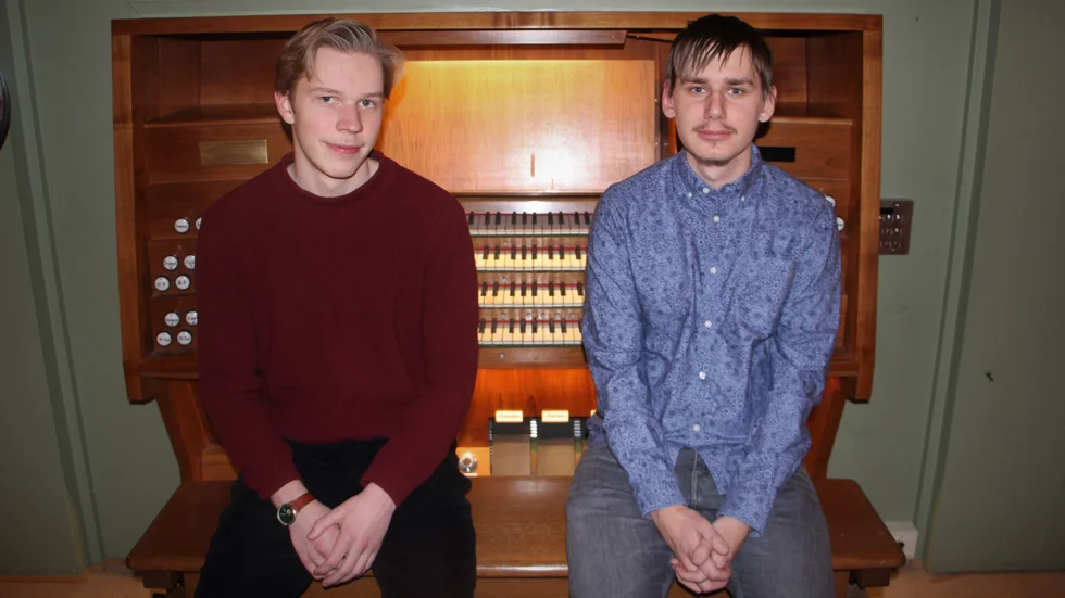David Hjärtström, från Norrköping och Erik Andersson, från Vingåker går sista året på De Geergymnasiet Musik i Norrköping. David Löfgren, organist i S:t Johannes kyrka i Norrköping, är deras lärare på ”instrumentens drottning”.  