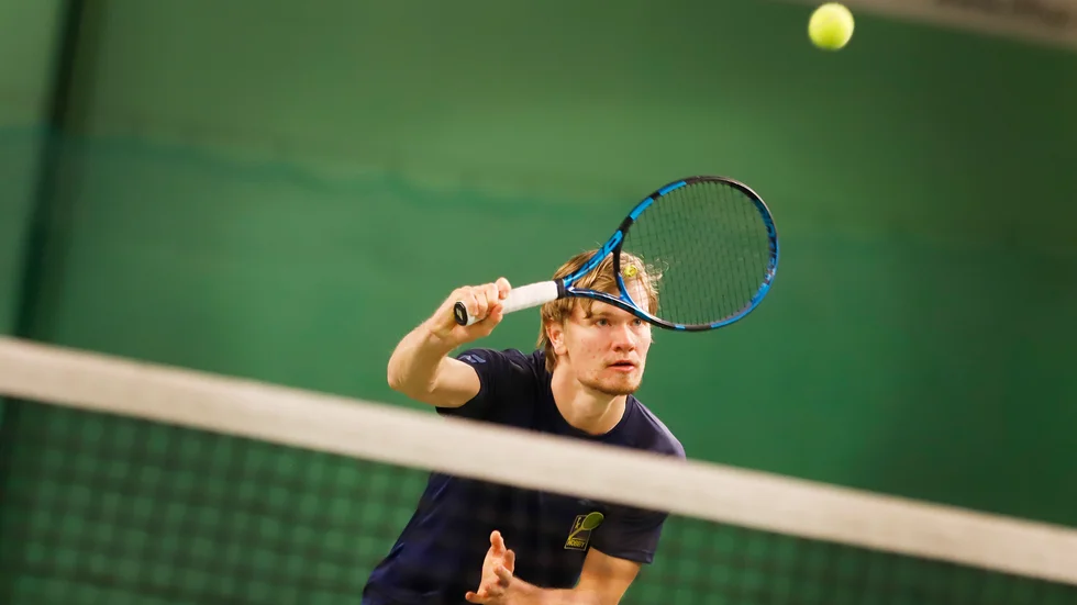 Jack Karlsson Wistrand har full kontroll på tennisbollen. 