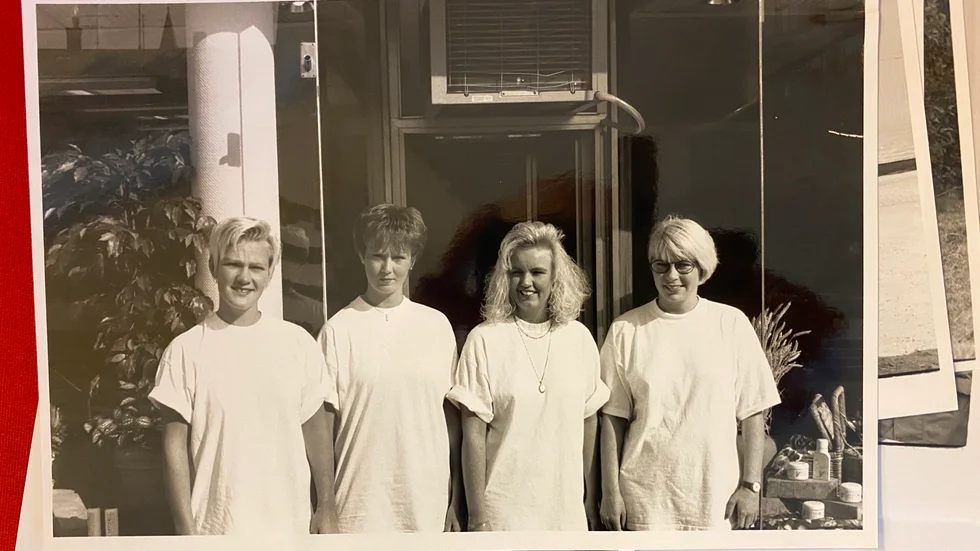 Fyra unga kvinnor framför vad vi tror är en hårsalong. Inget datum på bilden, men troligen första halvan 90-talet.