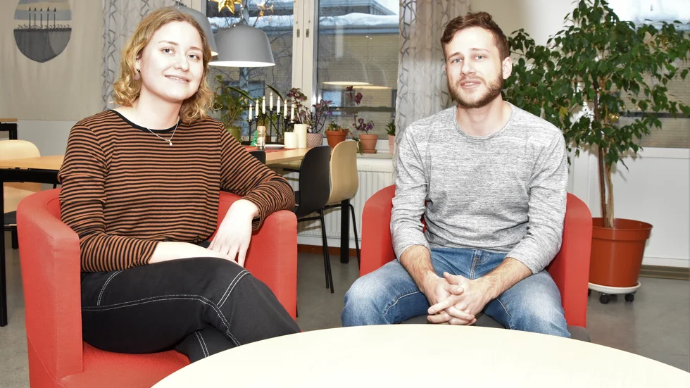 Byggnadsantikvarierna på Norrbottens museum Kristin Lång och Marcus Bengtsson vill att hela brandstationen bevaras, i alla fall det ståtliga slangtornet.