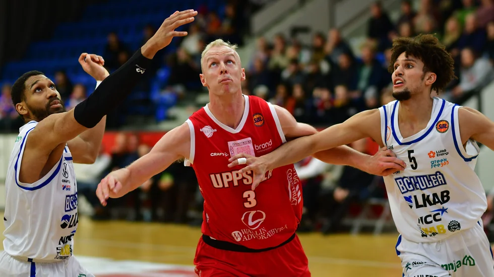 Brendan Bailey (höger) i duell med Henrik Jädersten.