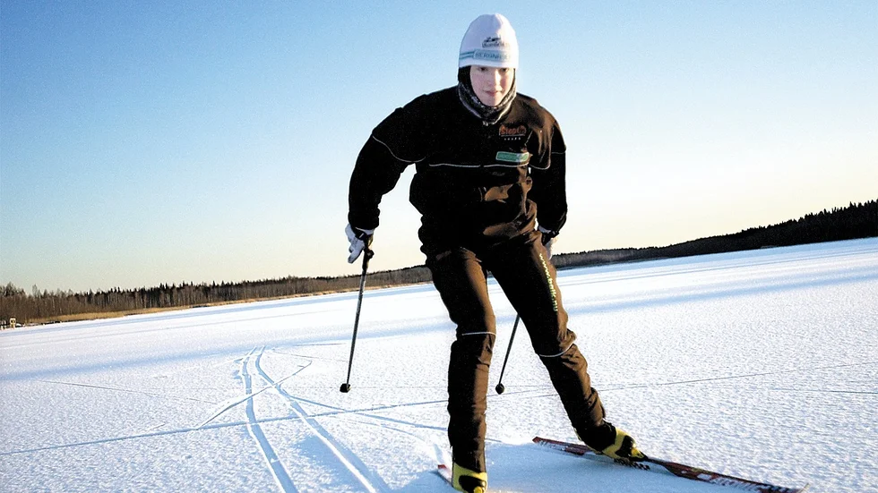 Ute på de vinterkalla isarna får Emma Lundbäck i varje fall chansen att träna stakåkning och den fria tekniken.