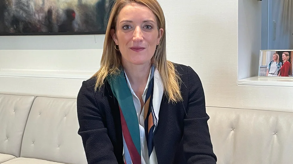 EU-parlamentets talman Roberta Metsola på sitt kontor i Bryssel.