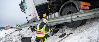 Flera lastbilsolyckor på E4: "Vikt ihop sig som en fällkniv" ✓Vägräcke nedkört ✓Köer i trafiken