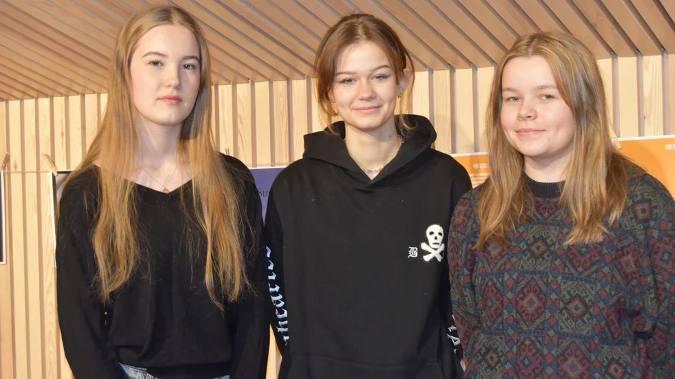 Lova Nilsson, Liv Fryxell och Tyra Lövroth är några elever från mediaklassen som har skapat affischerna.