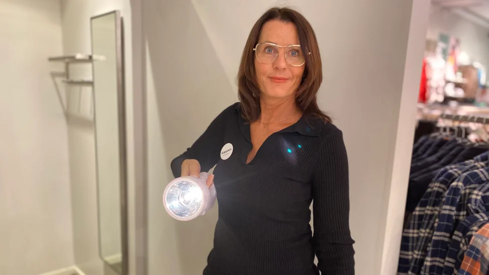 Linda Langman, butikschef på Kappahl i galleria Präntaren visar ficklampan som hon använde när kunderna lotsades ut ur butiken i fredags. "Vi fick oss en tankeställare. Det blir som en labyrint här inne."