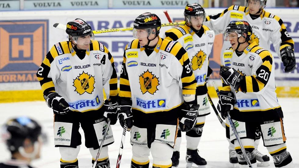 
Lee Goren gjorde snabbt avtryck i AIK-tröjan. Här med bland annat Kent McDonell, Erik Forssell och Fredrik Lindgren. 